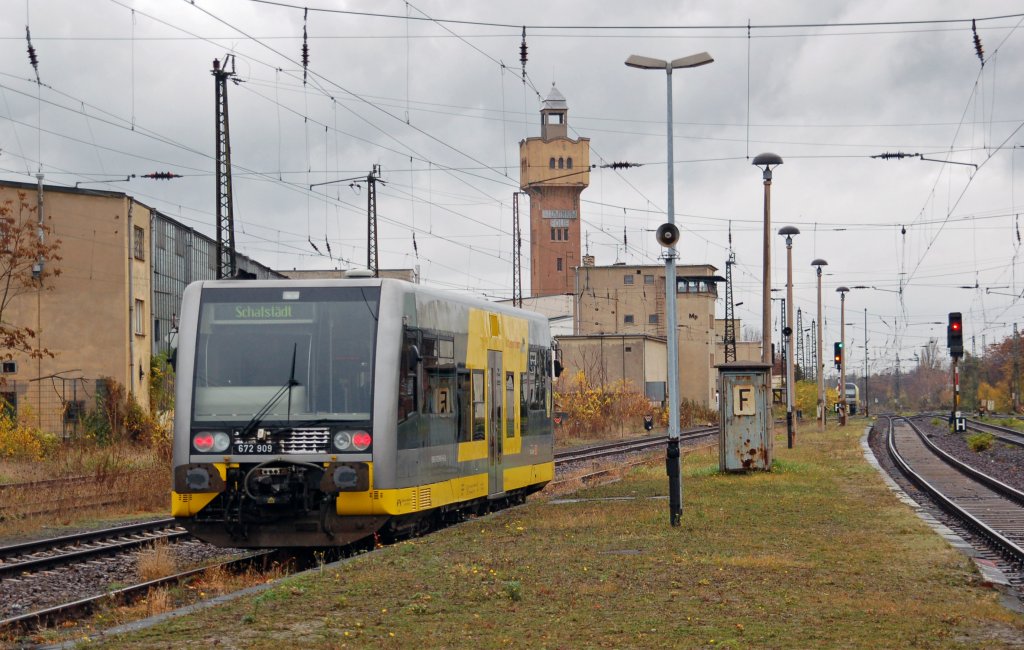 672 909 der Burgenlandbahn verlsst am 06.11.10 Merseburg Richtung Schafstedt.