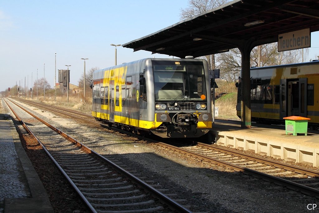 672 909 wartet am 26.3.2010 in Teuchern auf Fahrg�ste. Ziel des aus Wei�enfels kommenden Zuges ist Zeitz. Auf dem Nachbargleis steht der Gegenzug.