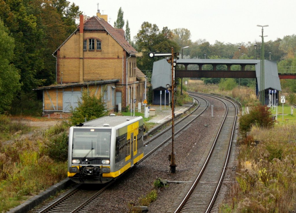 672 911 beschleunigt als RB 25721, Weienfels-Zeitz, aus dem Bahnhof Deuben heraus weiter seinem Ziel Zeitz entgegen. 10.10.09