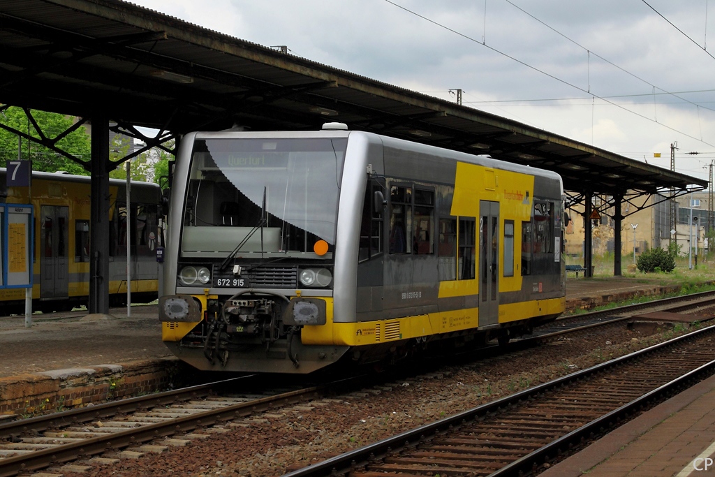 672 915 der Burgenlandbahn ist am 7.5.2010 auf der Strecke Merseburg-Querfurt im Einsatz, hier wartet der LVT in Merseburg auf Fahrg�ste.