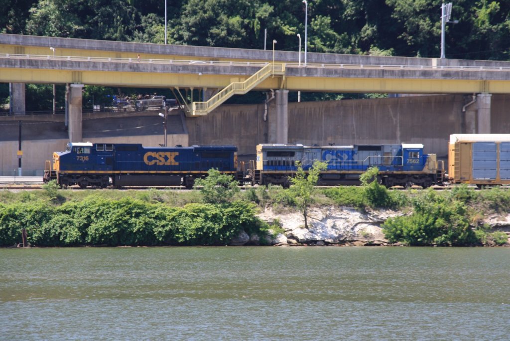 6.7.2011 Pittsburgh, PA. CSX C-40 8W 7316 mit CSX GE C40-8 7562  am Zusammenfluss der Flsse Allegheny und Monongahela mit einem Gterzug gen Osten.