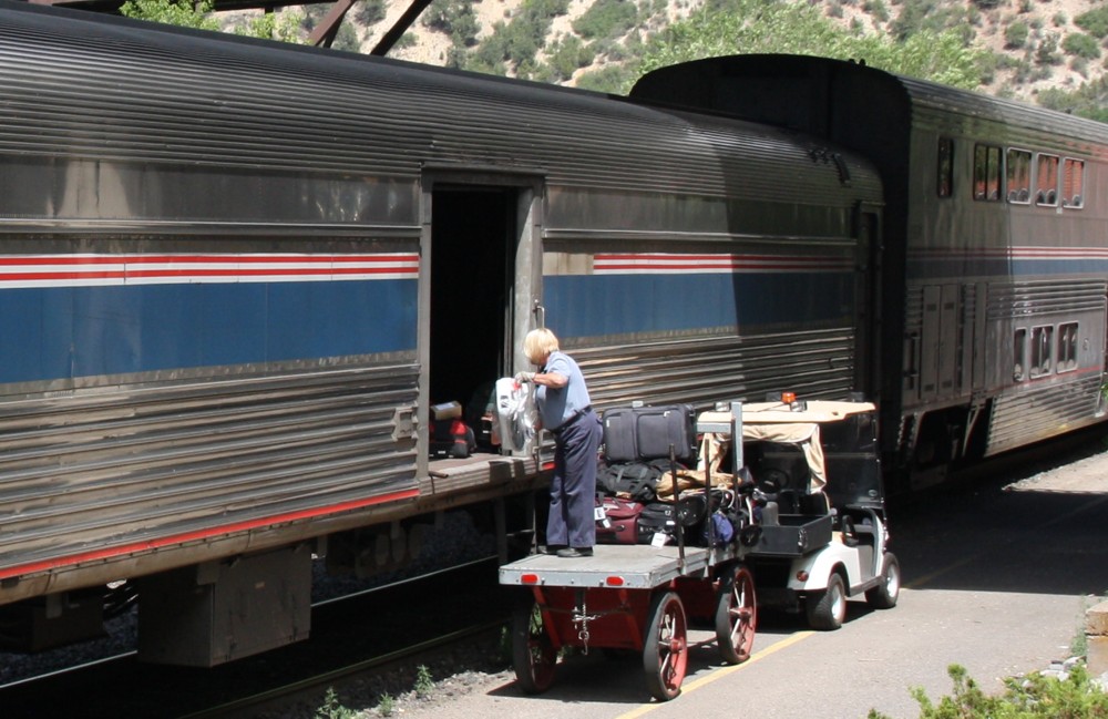 6.7.2012 Glenwood Springs, CO. California Zephyr bei der Gepckverladung. Man beachte den alten, hartgummibereiften Kofferwagen.