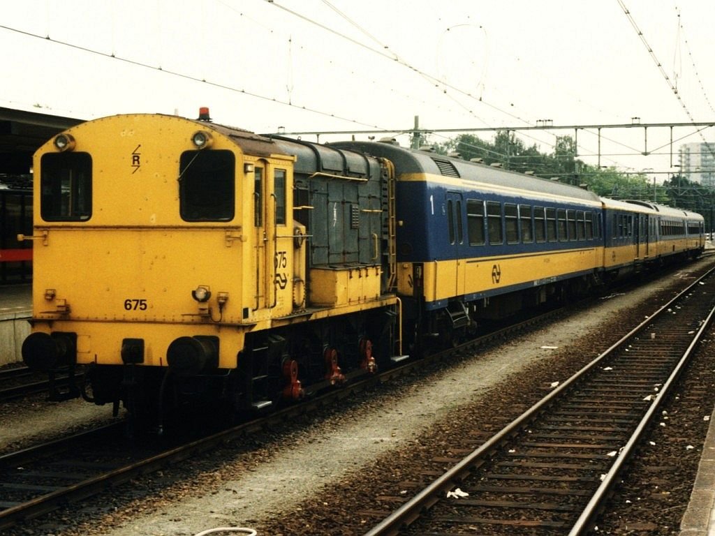 675 auf Bahnhof Heerlen am 9-7-96. Bild und scan: Date Jan de Vries. 