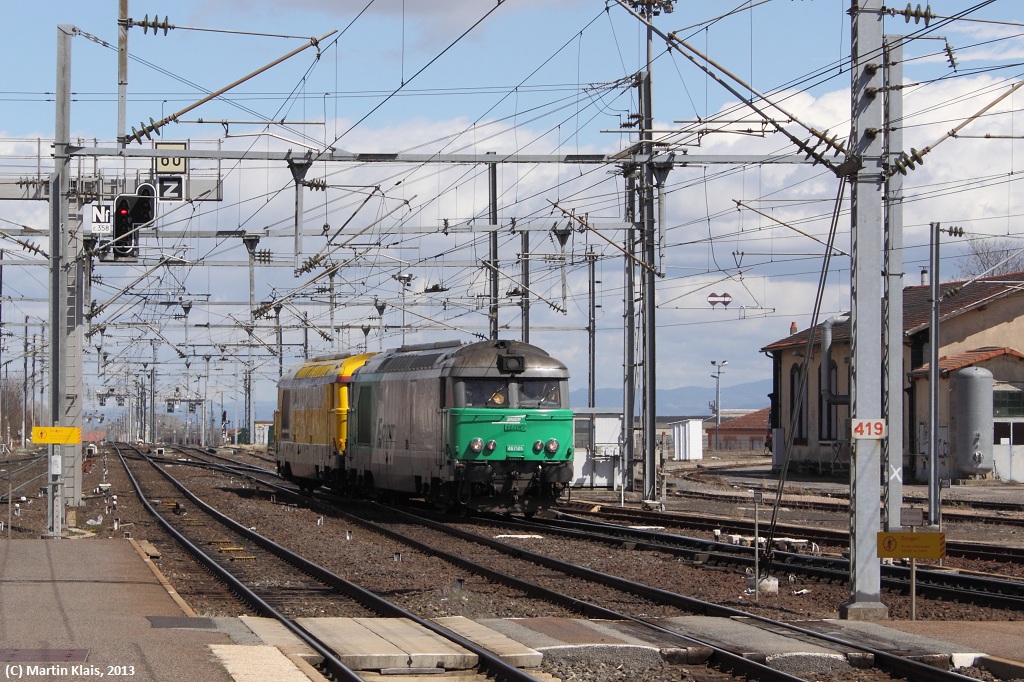 67505 und 67412 rollen durch den Bahnhof von Clermont, mutmalich auf dem Weg zu einer der Baustellen auf der Strecke Richtung Brive, die noch bis Anfang Mai wegen der Bauarbeiten gesperrt ist. 09.04.13