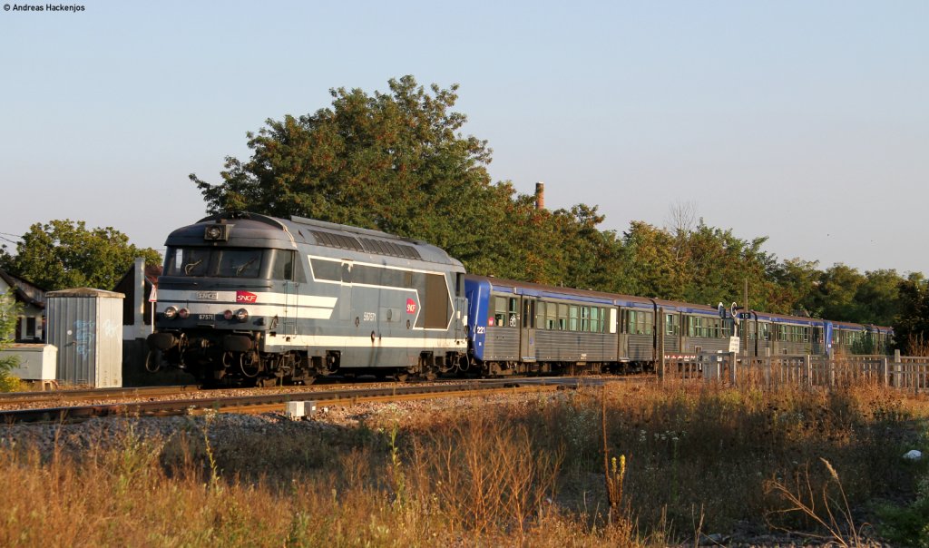 67571 mit dem RE 30558 (Strasbourg-Wissembourg) in Bischwiller 3.10.11