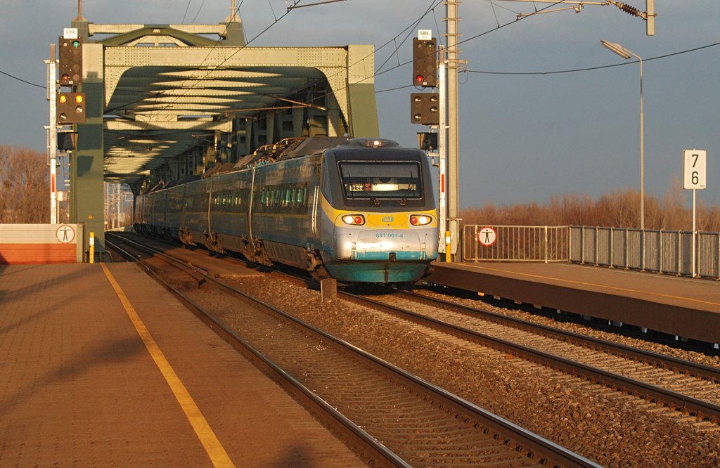 681 001 als Eurocity 17  Antonin Dvorak  von Praha hl.n. nach Wien Sdbahnhof Ostseite am 05.12.2009, kurz nach dem berqueren der Donau in Wien.