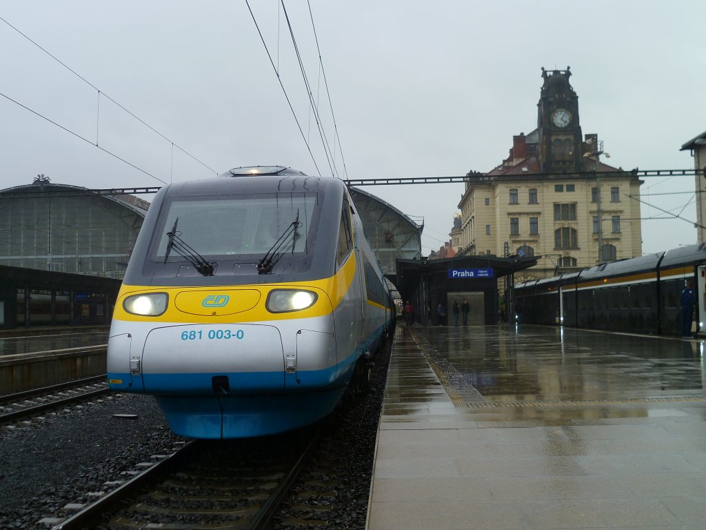 681 003 (Pendolino) stand am 01.06.13 bei Dauerregen in Praha hl.n.