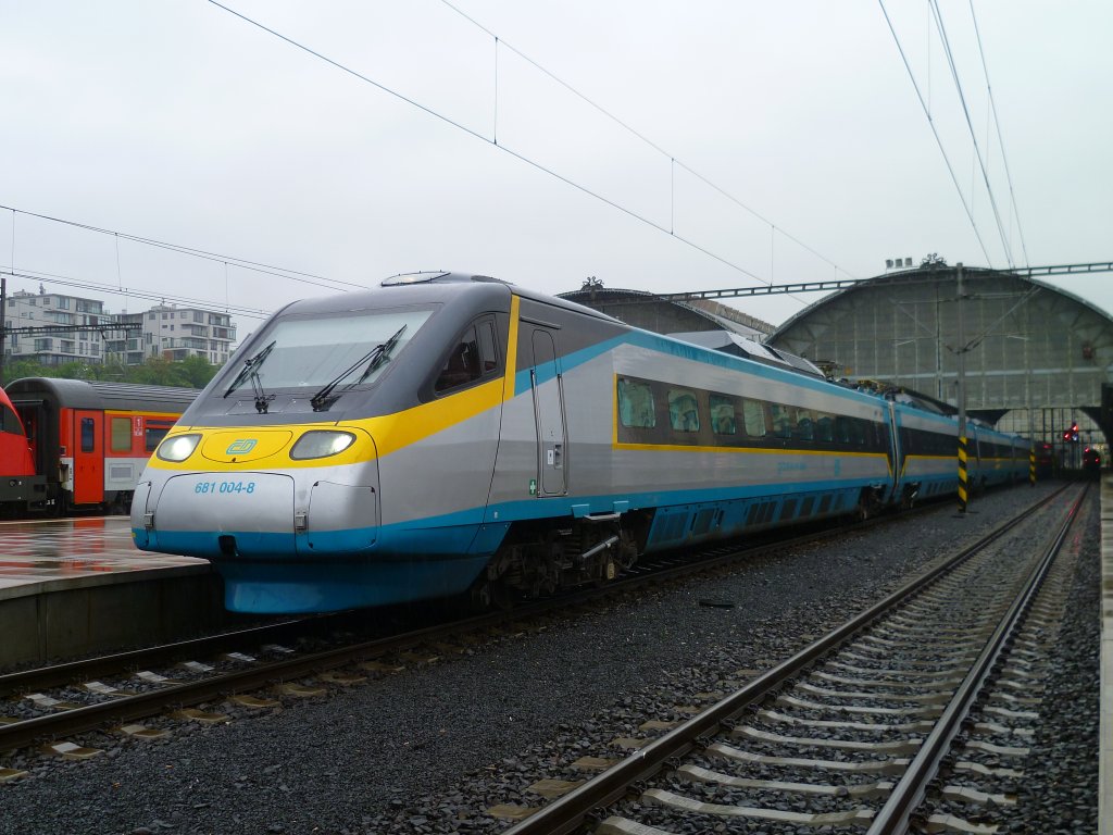 681 004 (Pendolino) stand am 01.06.13 bei Dauerregen in Praha hl.n.