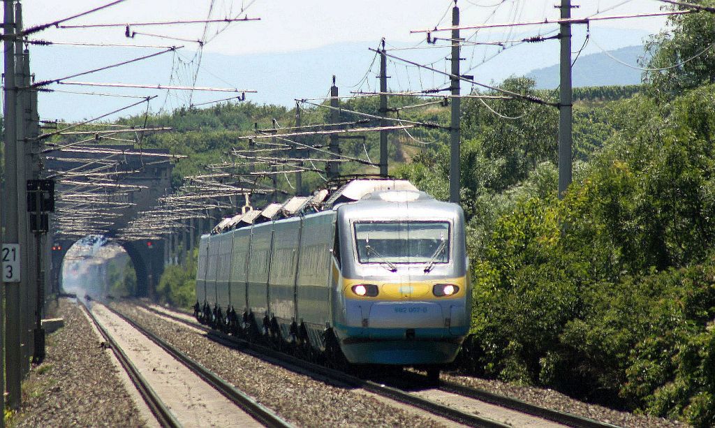 681 007-1 durchfuhr an diesem heien 11.Juli 2010 soeben den Busserl Tunnel zwischen Pfaffsttten und Gumpoldskirchen. 