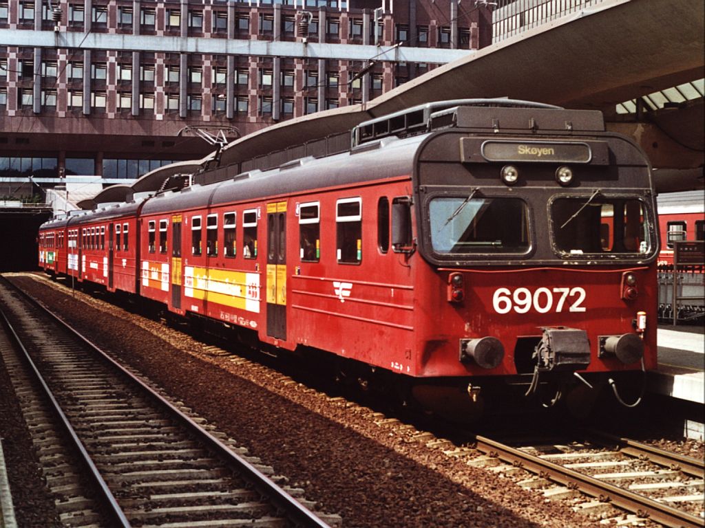 69072 auf Bahnhof Oslo mit Zug nach Skyen am 11-7-2000. Bild und scan: Date Jan de Vries.