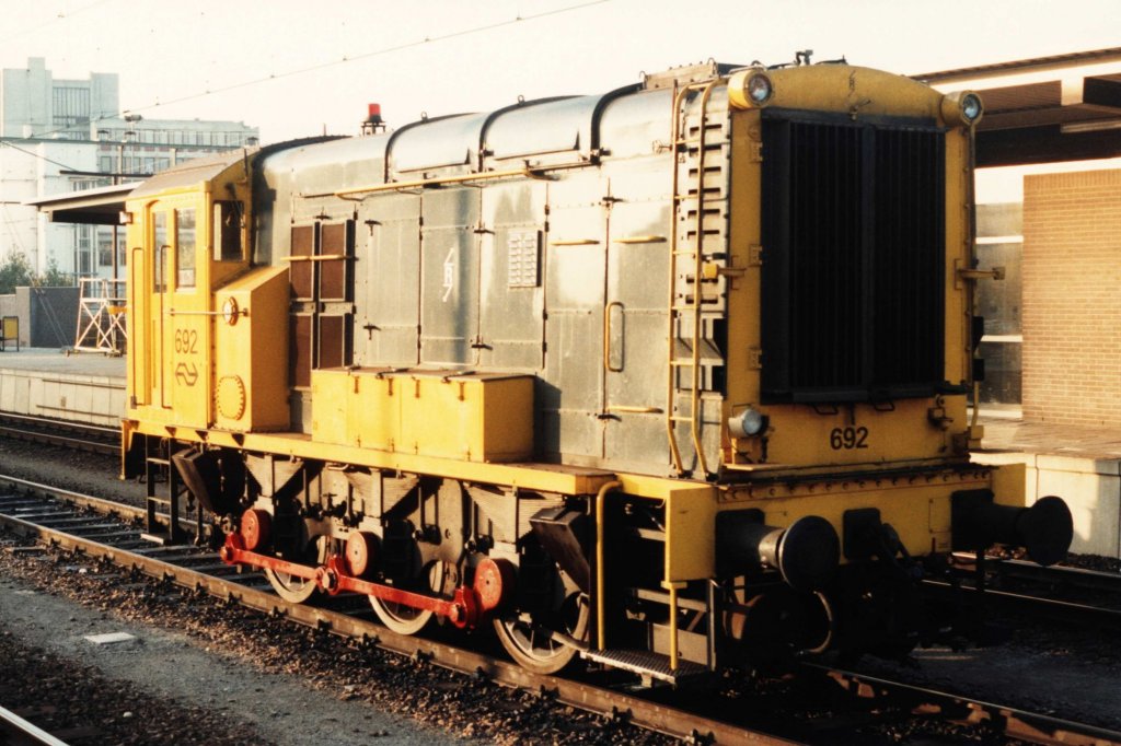 692 auf Bahnhof Heerlen am 29-10-1993. Bild und scan: Date Jan de Vries.