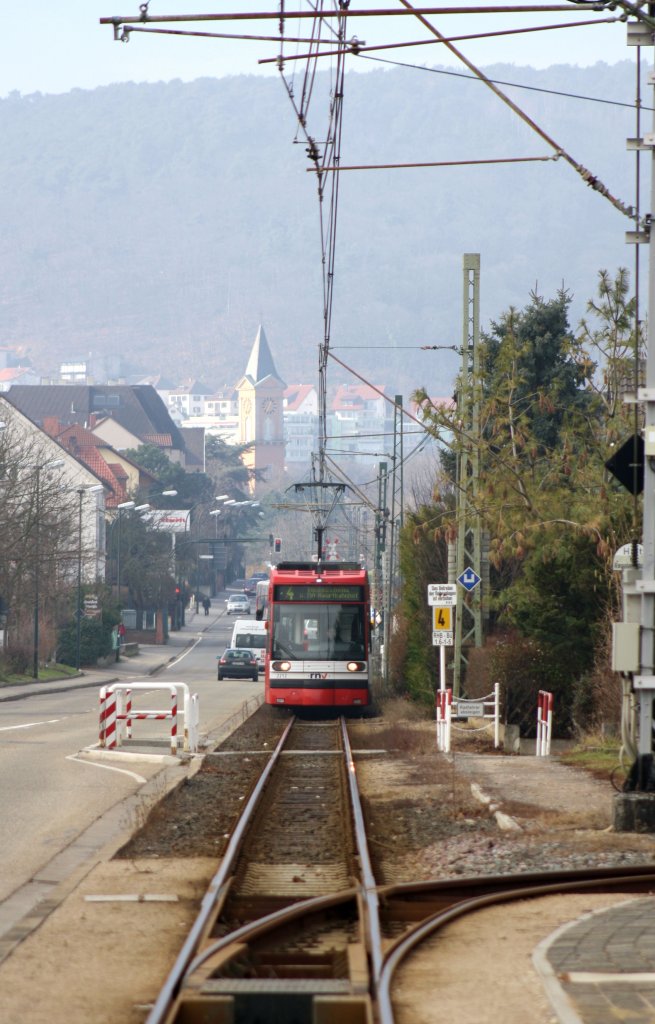 6MGT 2212 f�hrt als Linie 4 von Bad D�rkheim nach Heddesheim, hier in Anfahrt auf Bad D�rkheim Ost. 07.02.11