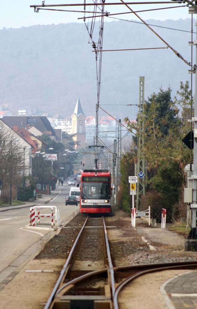 6MGT 2212 fhrt als Linie 4 von Bad Drkheim nach Heddesheim, hier in Anfahrt auf Bad Drkheim Ost. 07.02.11