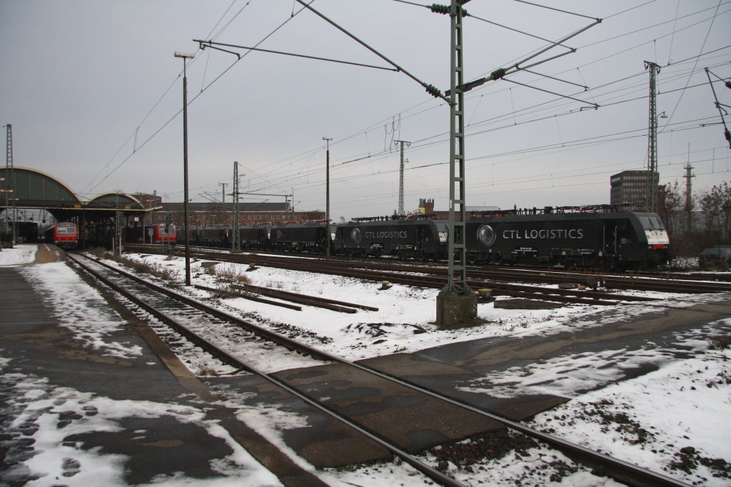 7 MRCE 189er, an der Spitze 189 207 und 209 mit CTL-Logos, stehen am 16.01.10 im Mnchengladbacher Hauptbahnhof.
