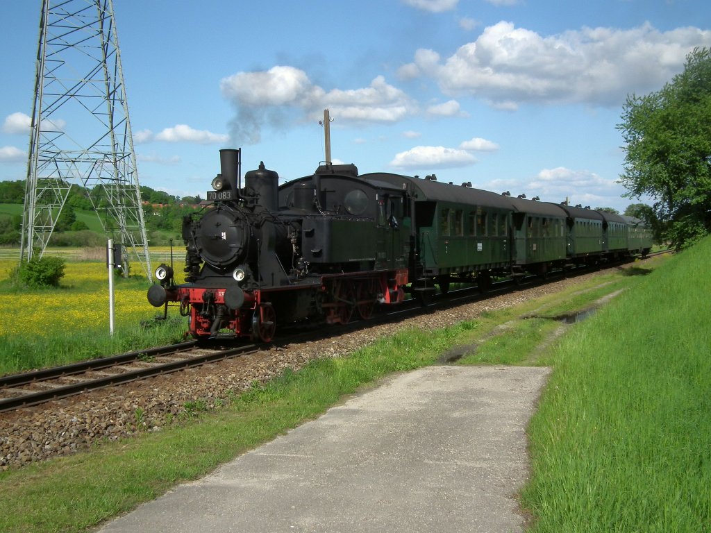 70 083 am 13.05.2012 mit Sonderzug auf dem 'Holledauer Bockerl' (Gter-Anschlussbahn von Langenbach nach Anglberg), kurz vor der Einfahrt in den Gterbahnhof des Kraftwerks Zolling.