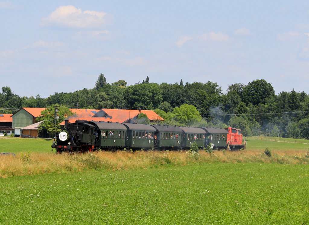 70 083 pendelte am 14. Juli 2013 mit einem Sonderzug zwischen Prien und Aschau im Chiemgau. Aufgenommen hier bei Vachendorf.