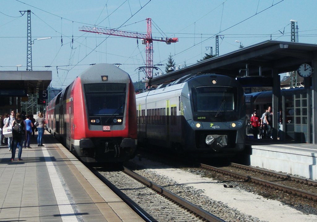700. Bild. Der RE 4261 nach Mnchen Hbf und ag 84419 nach Plattling treffen sich am 17.Mrz 2012 in Neumarkt(Oberpf)
