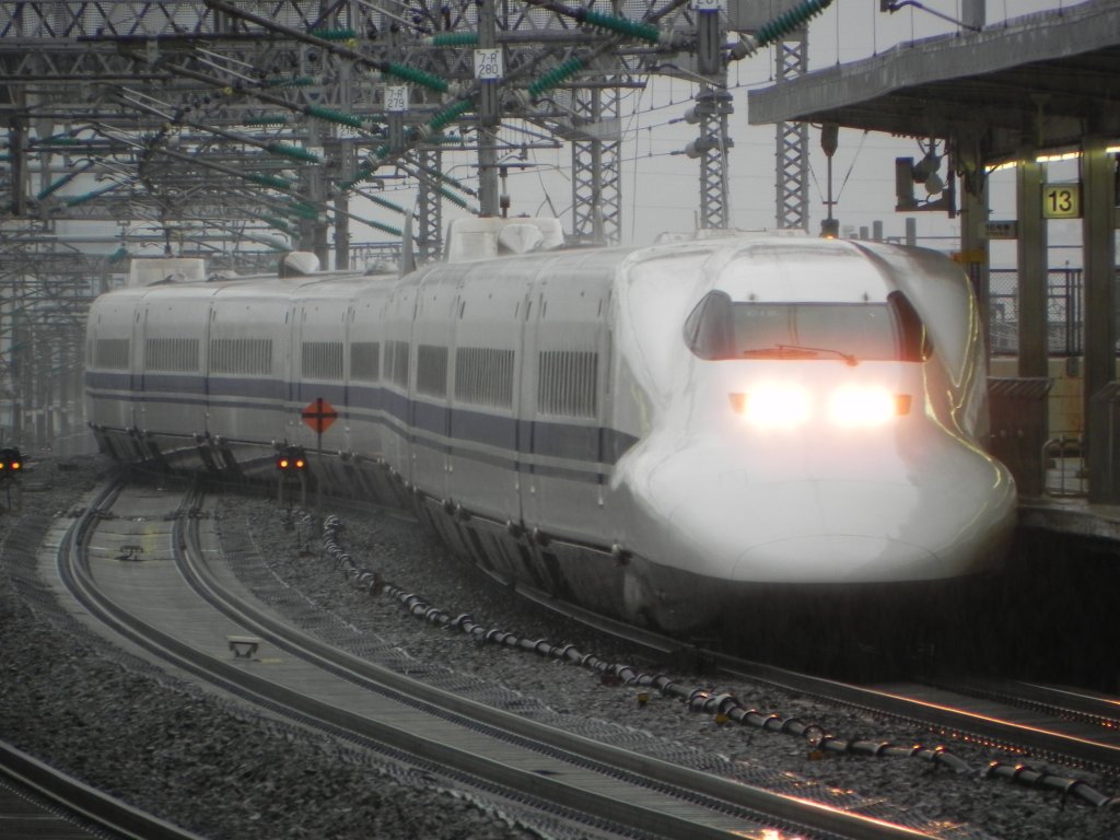 700 Series Shinkansen bei der Einfahrt in Odawara auf dem Weg von Tokyo nach Shin-Osaka.