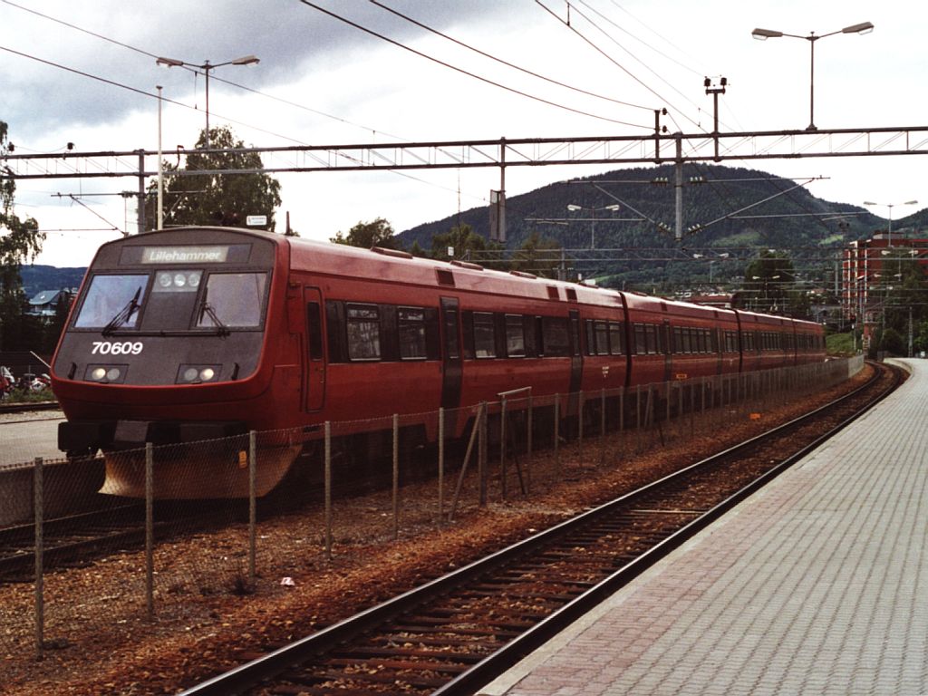 70002 mit Regionalzug 826/326 Skien-Oslo-Lillehammer auf Bahnhof Lillehammer am 8-7-2000.  Bild und scan: Date Jan de Vries.
