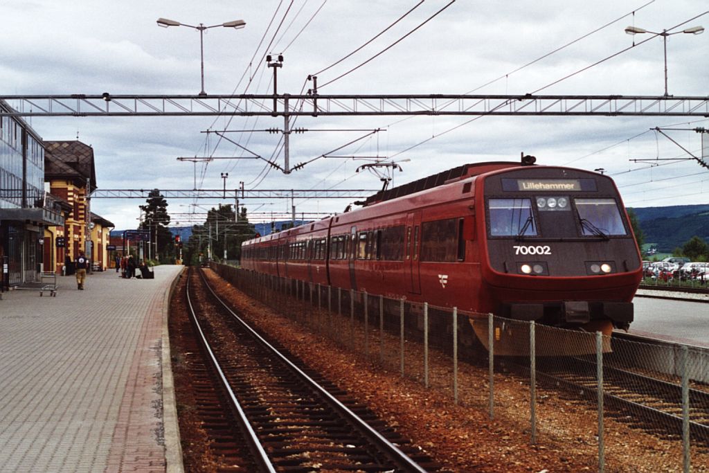 70002 mit Regionalzug 826/326 Skien-Oslo-Lillehammer auf Bahnhof Lillehammer am 8-7-2000.  Bild und scan: Date Jan de Vries.