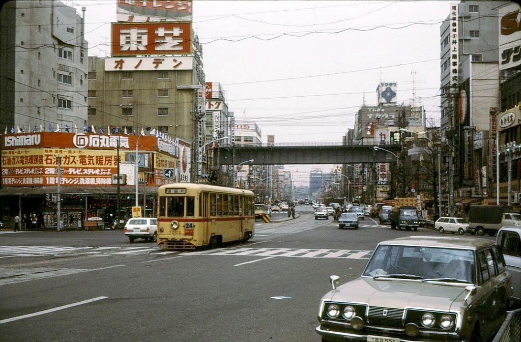7002 früher: Am 25.März 1972, kurz vor der Stilllegung der Strecke, fährt der alte 7002 durch Sudachô. Dieser Wagen entstammt einer 1954-1956 gebauten Serie 7001-7093. 