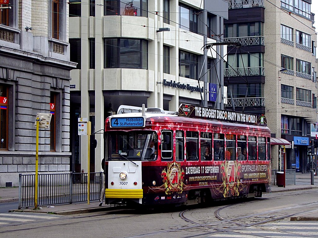7007 wirbt als L4(Hoboken_St.Pietersvliet)auf Antwerpens Stra�enbahngleisen f�r die gr��te Disco-Party;110831