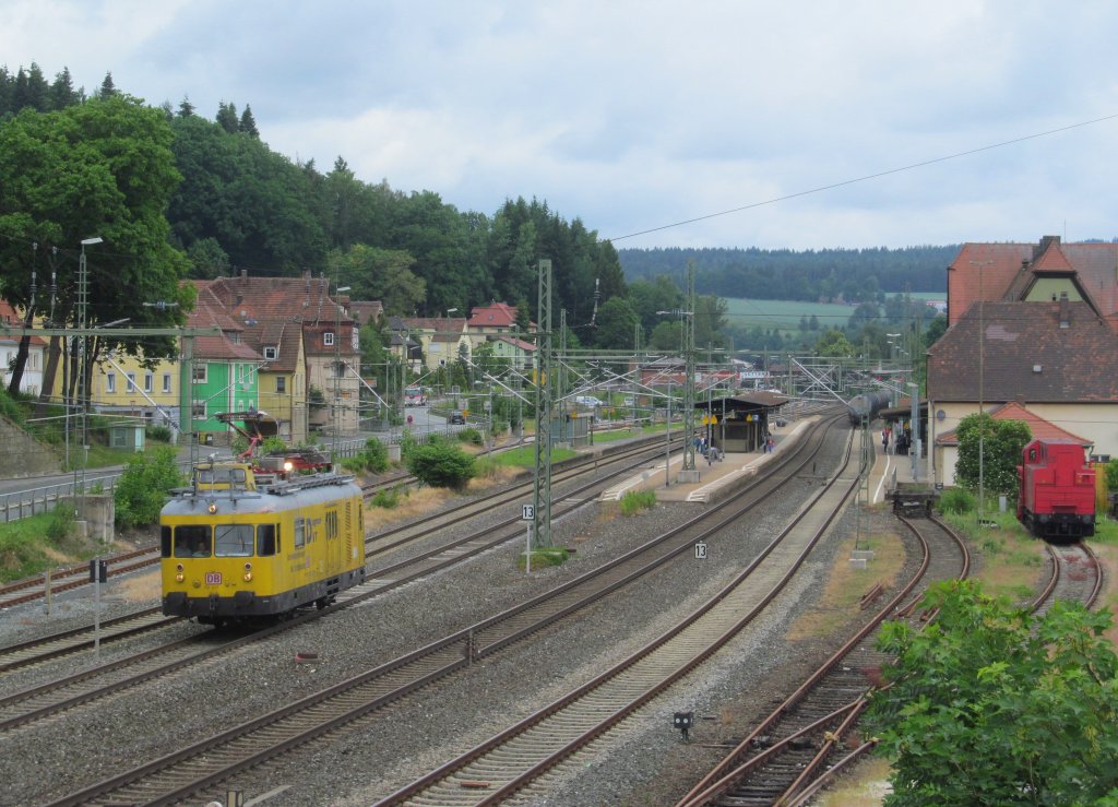 701 017 durchfhrt am 25. Juni 2013 als Oberleitungsmessfahrt von Probstzella nach Lichtenfels den Bahnhof Kronach.