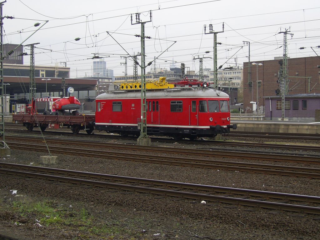 701 099 abgestellt an einem Stumpfgleis in Dsseldorfer Hbf, leider steht der Msat im weg