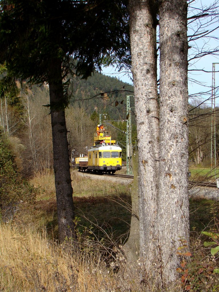 702 050-6 bei der Fahrleitungsreparaturarbeiten in Berchtesgadener Land Bahn. 31.10.2010