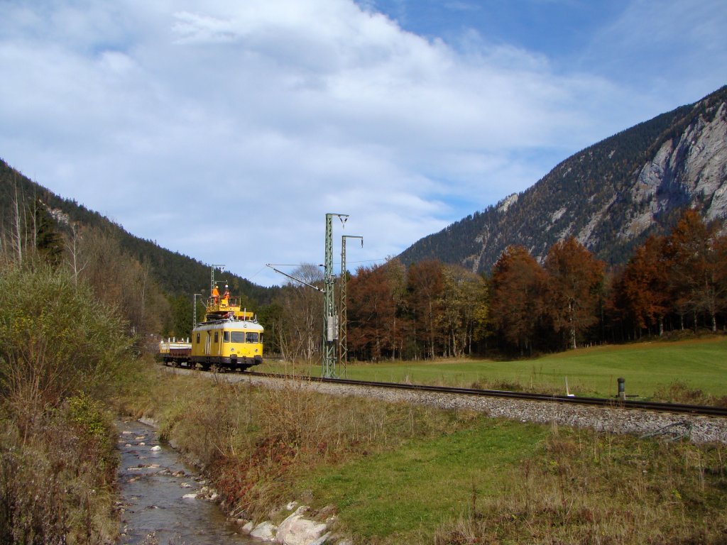 702 050-6 bei der Fahrleitungsreparaturarbeiten in Berchtesgadener Land Bahn. 31.10.2010