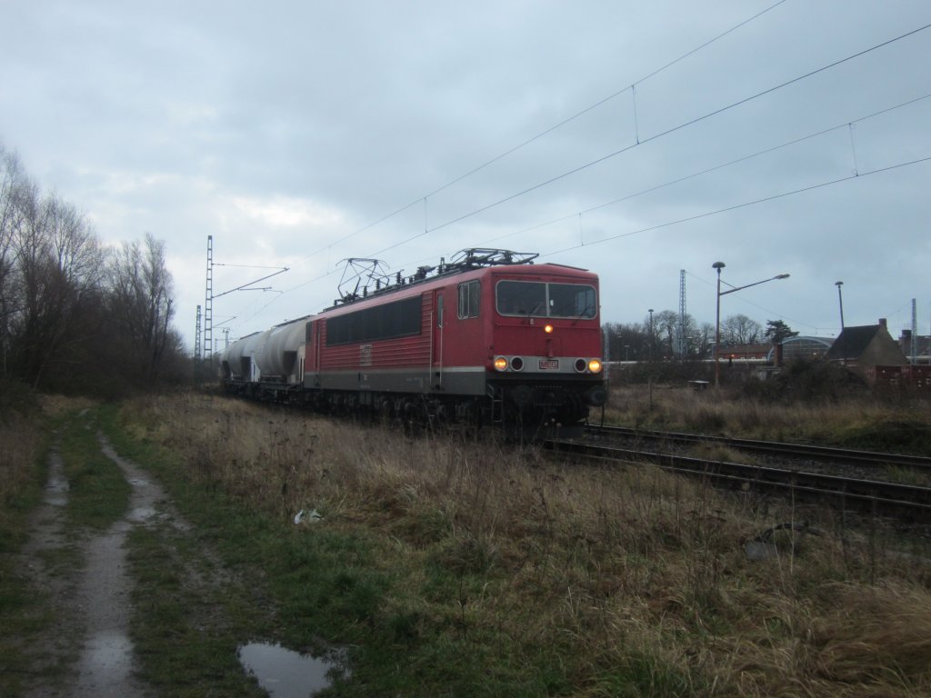 702 kommt mit Zementzug in Wismar an am 7.1.12