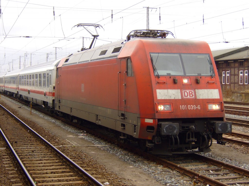 7.02.2009 101 039-06 mit IC in Stralsund.