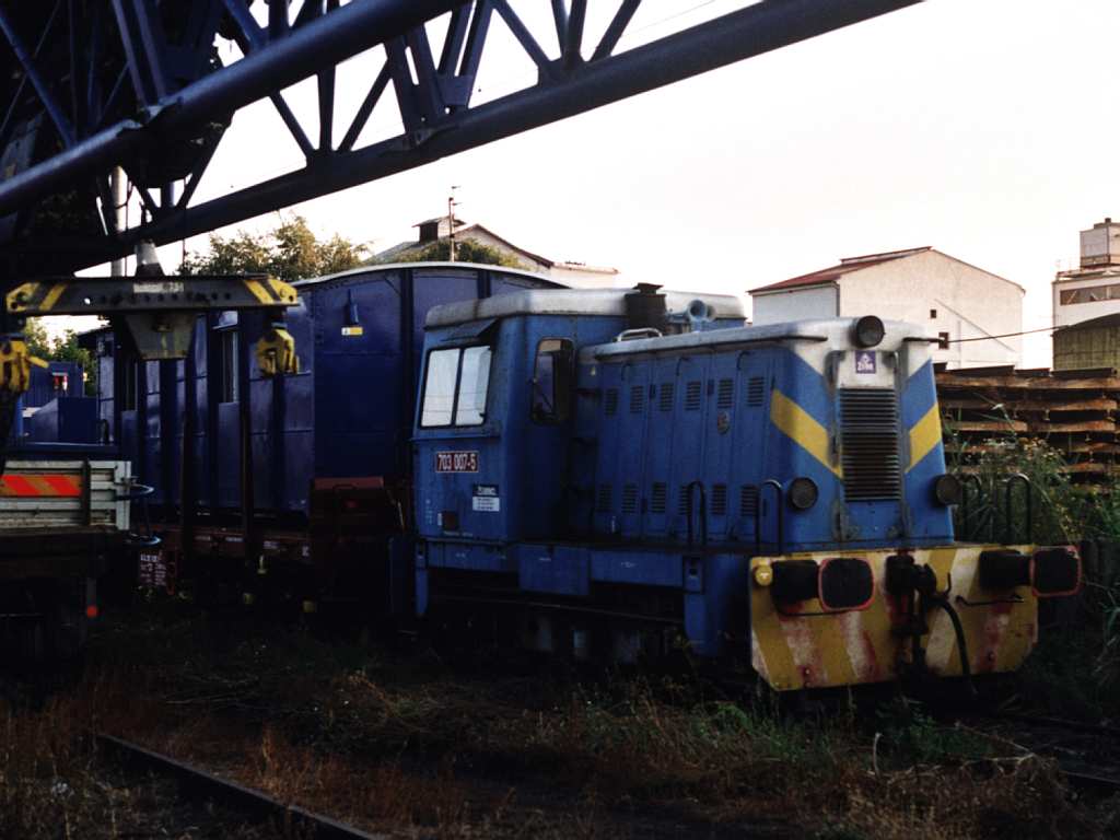 703 007-5 auf Bahnhof Leopoldov am 12-8-2005. Bild und scan: Date Jan de Vries. 