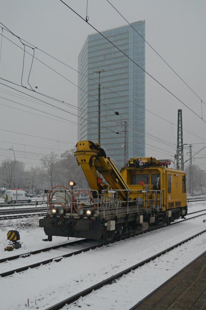 703 102-4 ist fr Oberleitungsarbeiten nach Mannheim gekommen und ist gleich am  Problemmast  angekommen. (15.02.2013)