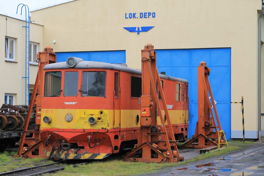 705 921-5 (T47 021) der JHMD (Jindřichohradeck mstn drhy) auf Bahnhof Jindřichův Hradec am 27-5-2013.