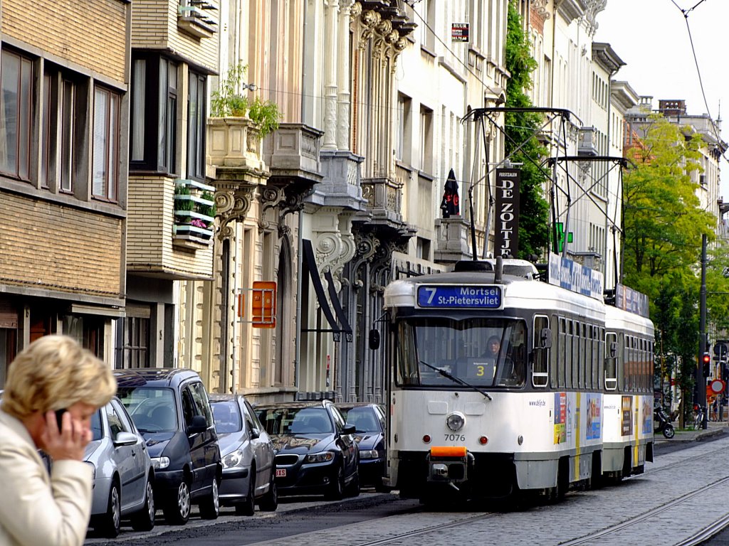 7076 u. 7143 nherten sich als Lijn7 mit akustischen Warnsignalen der telefonierenden Dame auf der Sint-Paulusstraat in Antwerpen; 120831