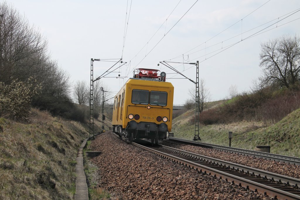 708 319 in voller Fahrt kurz hinter Tauberfeld in Fahrtrichtung Ingolstadt am 17.04.2013.