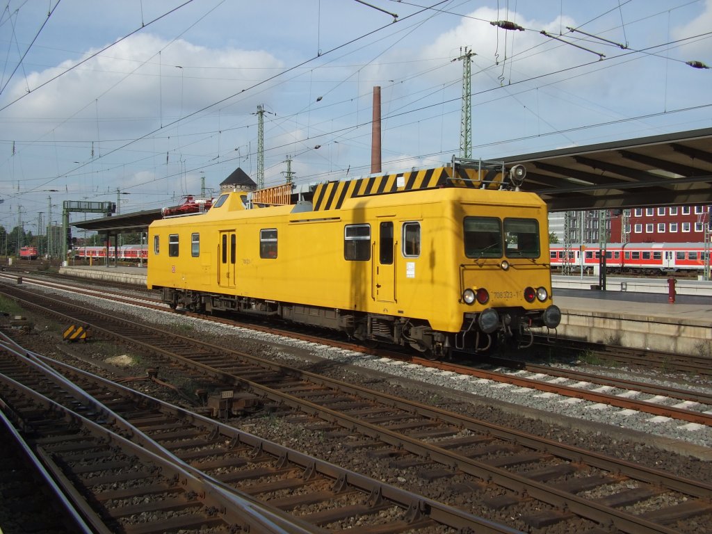 708 323-1 durchfhrt den Bremer Hauptbahnhof. 27.09.2011.