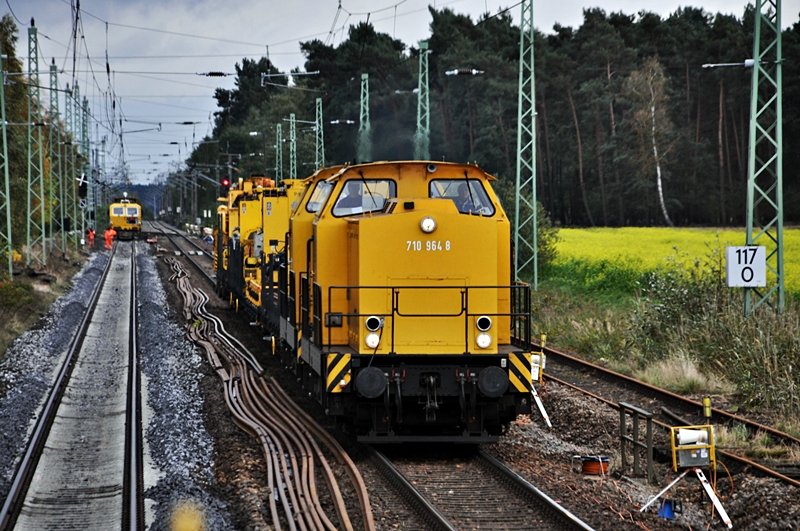 710 964 und eine Schwesterlok durchfahren am 14.10.09 mit einer Baugarnitur gerade Wellmitz