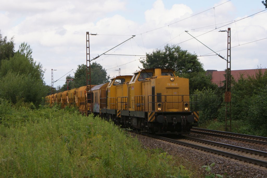 710 965-5 + 710 968-9 mit einem Bauzug in Hannover Limmer am 30.07.2010