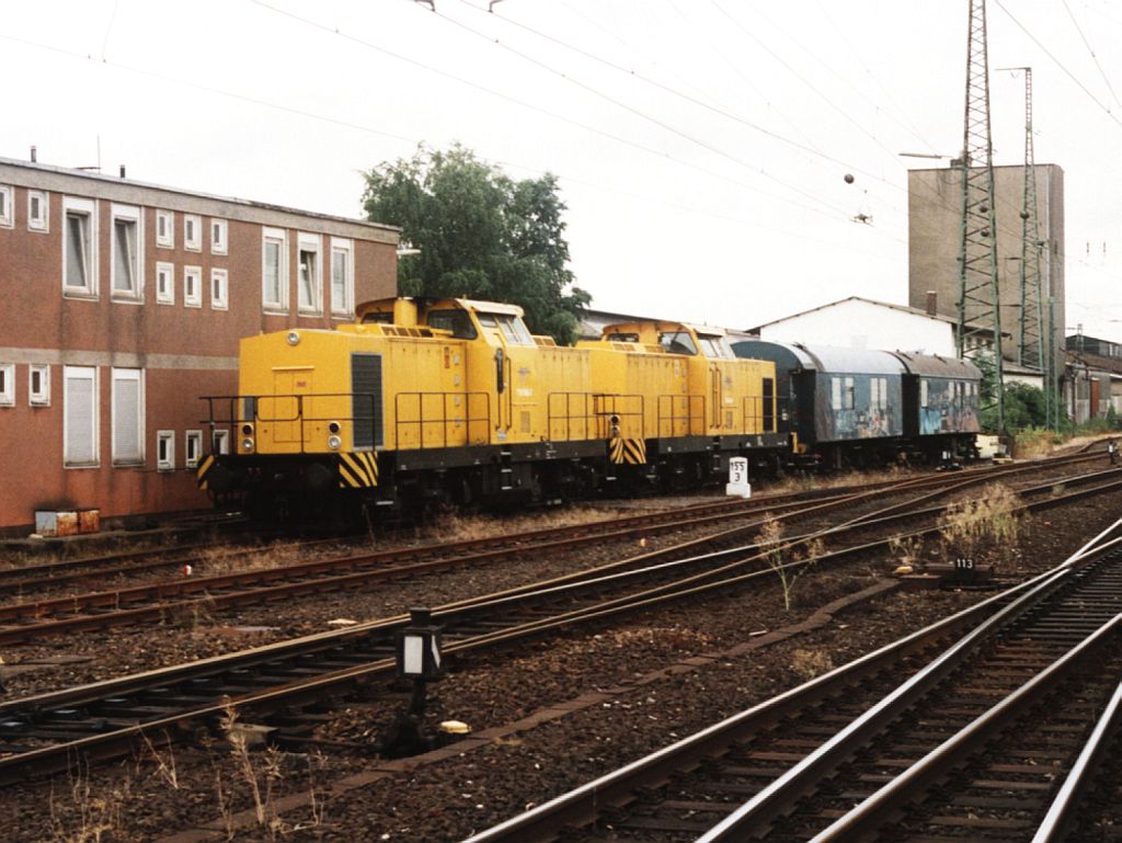 710 966-3 (ex-DR 110 966-9) + 710 964-8 (ex-DR 110 964-4) der DGT (Deutsche Gleis- und Tiefbau GmbH) auf Bahnhof Schwerte am 14-7-2001. Bild und scan: Date Jan de Vries.
