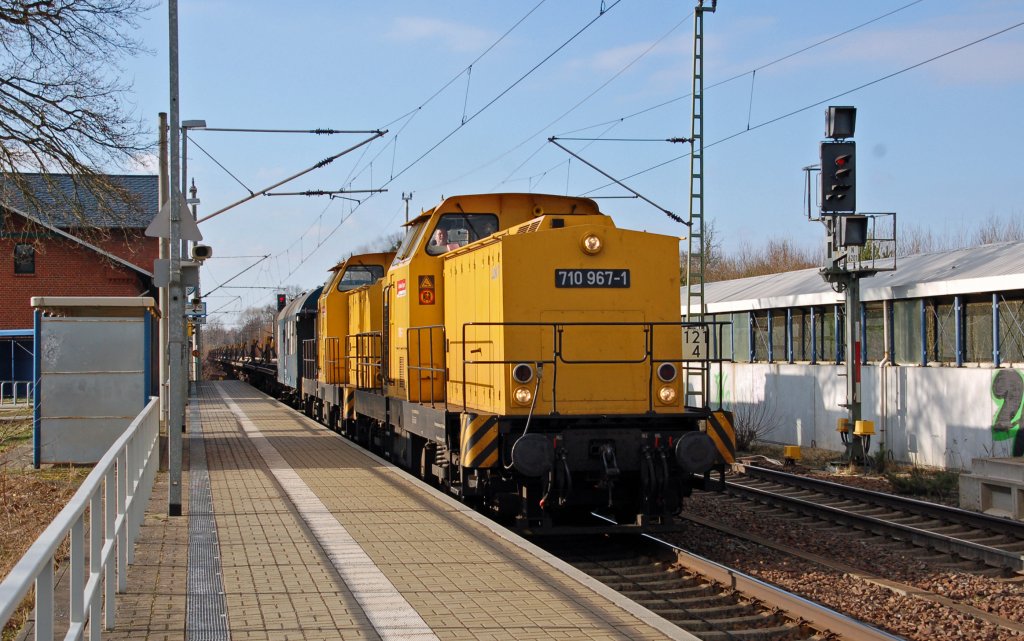 710 967 der DB Bahnbau zieht zusammen mit einer Schwestermaschine einen Bauzug durch Burgkemnitz Richtung Wittenberg.