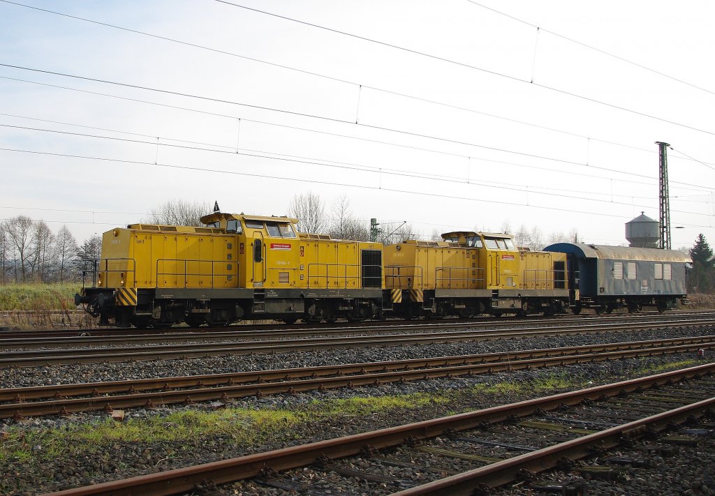 710 968-9 (Lok 9) und 710 965-5 (Lok 7)kamen am 27.11.2010 mit einem Bauwagen in Richtung Norden durch Eschwege West.