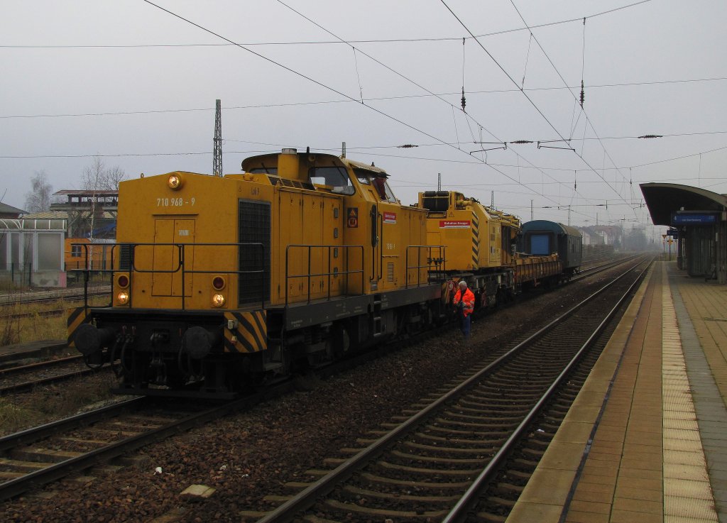 710 968-9 steht mit einem bauzug in Lbbenau/Spreewald bereit. Nach kurzem Aufenthalt ging es nach Lbbenau Sd. 21.11.2010