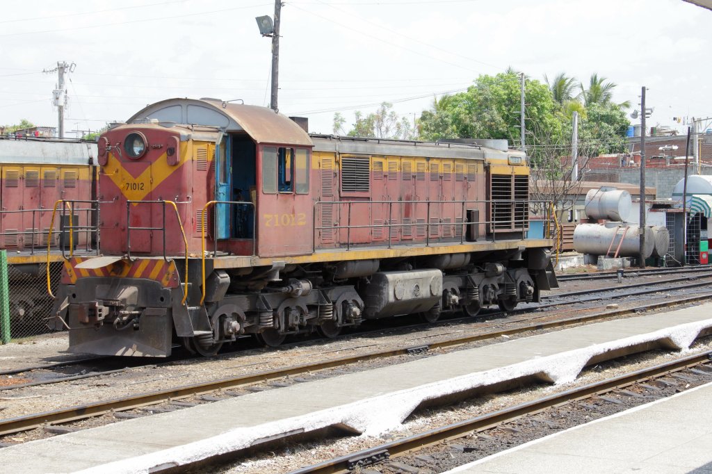 71012 steht im Bahnhof Bayamo  in der Provinz Granma in Ost-Kuba am 11. April 2011 auf einem Nebengleis 