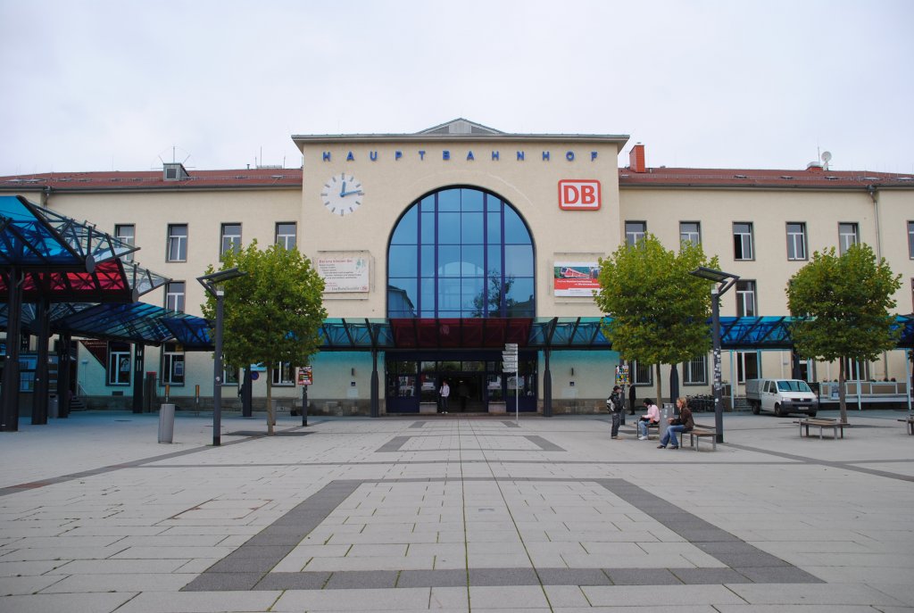 7.10.2010 12:13 Blick auf den Haupteingang und das Bahnhofsgebude des Geraer Hauptbahnhofs.