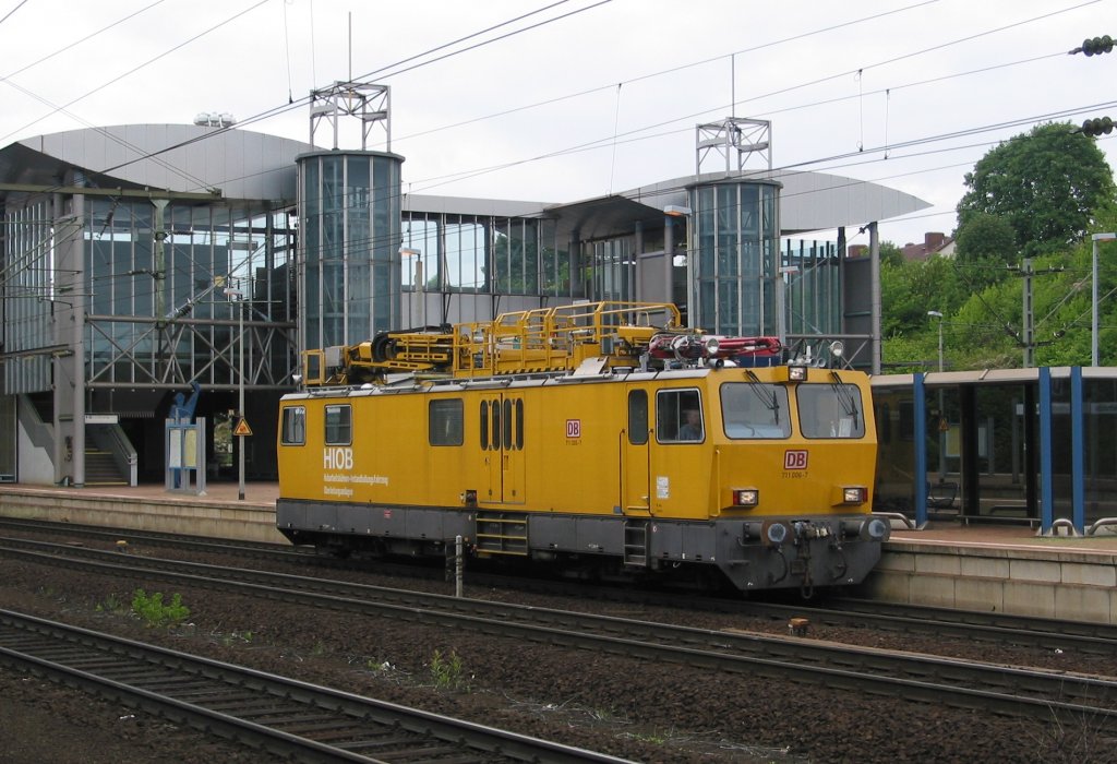 711 006-7 durchfhrt am 25. Mai 2004 den Bahnhof Kassel-Wilhelmshhe.