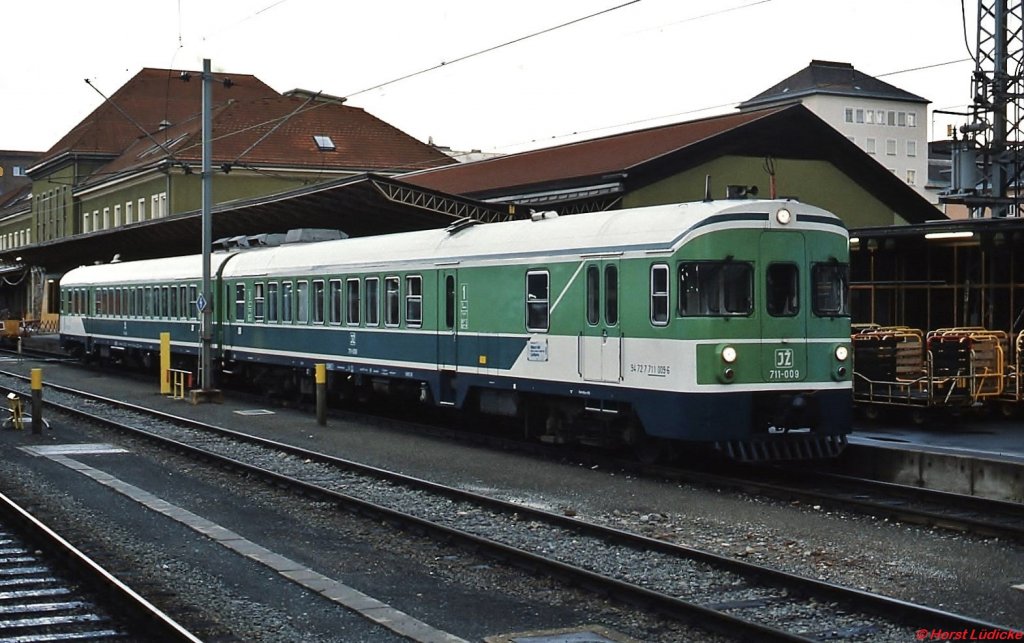 711 009 im August 1991 im Bahnhof Villach. Das Eigentumszeichen lautet noch auf die JZ, obwohl die slowenischen Eisenbahnen im gleichen Jahr gegründet wurden. Die SZ ist allerdings erst seit 1992 Mitglied der UIC. Der Zug, der leider nur wenige Jahre verkehrte, schaffte damals eine günstige Tagesverbindung zwischen Villach und Ljubljana/Laibach. Heute sind solche Tagesausflüge mit der Bahn leider nicht mehr möglich.