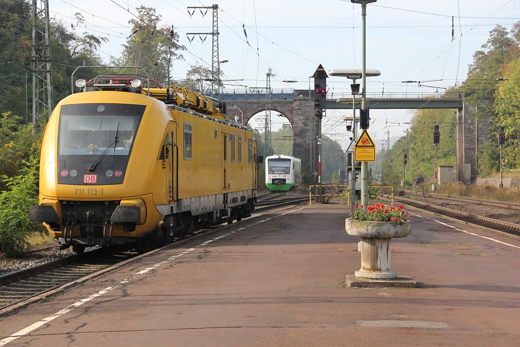 711 113-1 schleicht langsam durch Gleis 6 in Eichenberg Richtung Sden. Aufgenommen am 29.09.2011.