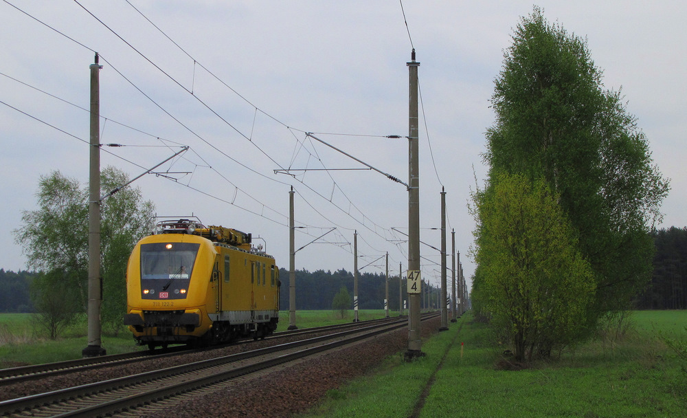 711 122-2 ist kommt hier durch Lpten, in Richtung Knigs Wusterhausen gefahren. 01.05.2010